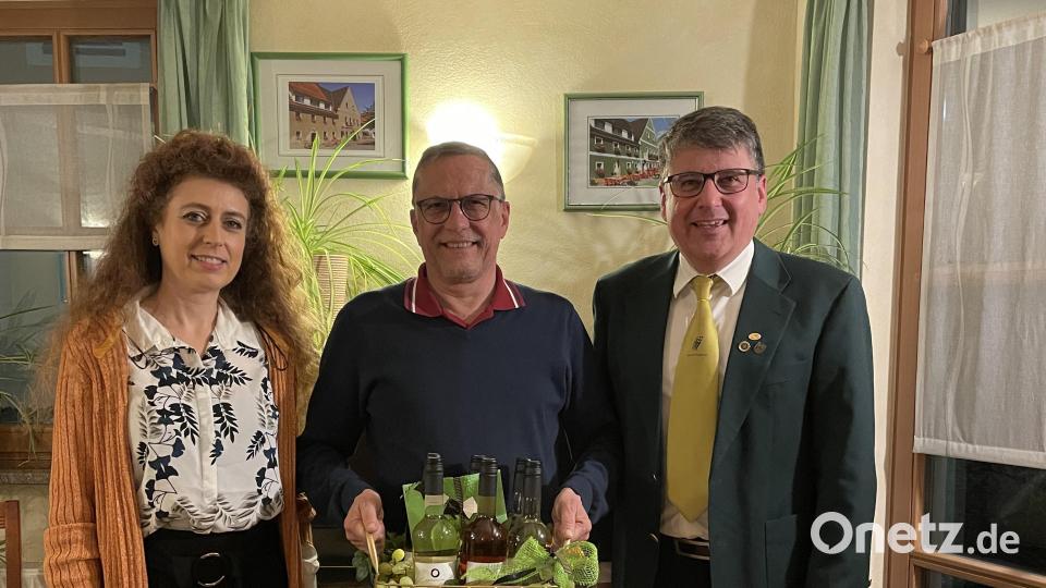 Schatzmeister Günter Laurer (Mitte) wird von Chorleiterin Jana Müller und dem Vorsitzenden Jochen Kellner-Bodendörfer verabschiedet. Bild: MGV Fürnried/exb