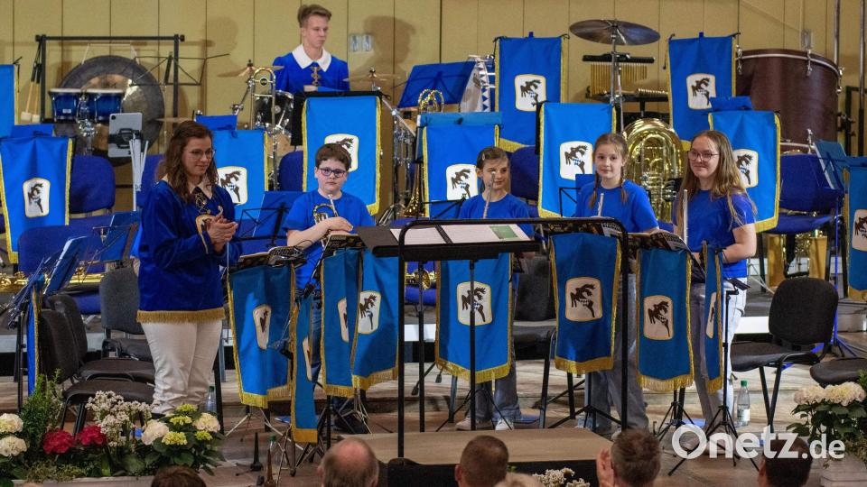 Die Kinder der von Andrea Fleischmann geleiteten Bläserklasse ernteten stürmischen Beifall für ihre gelungenen Darbietungen. Bild: u