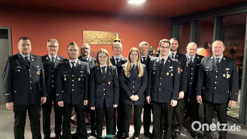 Bei der Feuerwehr Tirschenreuth wurden einige Kameraden für ihren langjährigen aktiven Dienst ausgezeichnet oder neu in den aktiven Dienst übernommen. Im Bild: (von links) Zweiter Kommandant Thomas Sladky, Bürgermeister Franz Stahl, Christian Nurtsch, Kommandant Matthias Haulena, Sophie Keller, Sebastian Bäuml, Nina Häring, Christian Wermuth, Sebastian Wiedemann, Tobias Birkner, Frank Altenhofen und Zweiter Kommandant Thomas Keller. Bild: Johannes Werner/exb