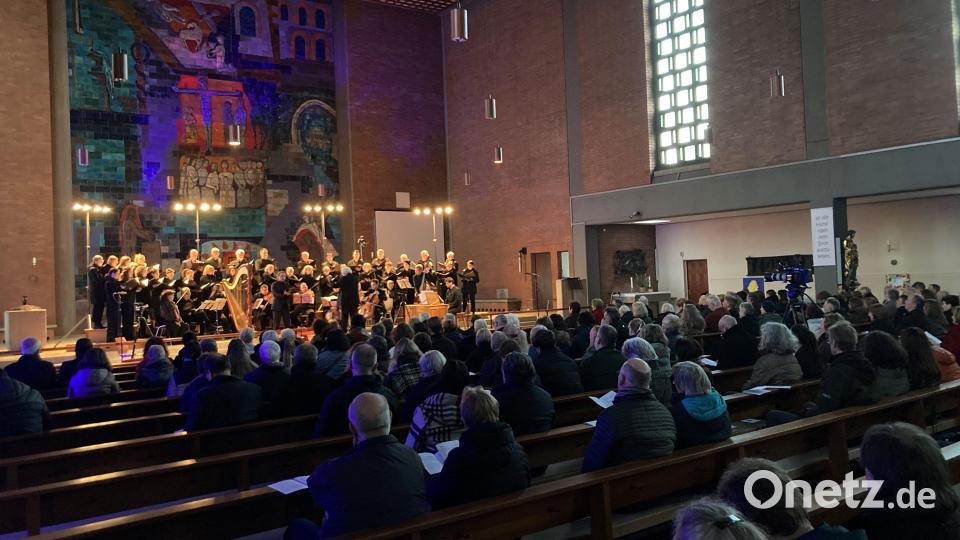 Das Konzert des Pressather St.-Georgs-Chors bekam durch seine Ausgewogenheit einen feierlichen Charakter und hatte viele ergreifende Momente. Bild: Robert Neuber/exb