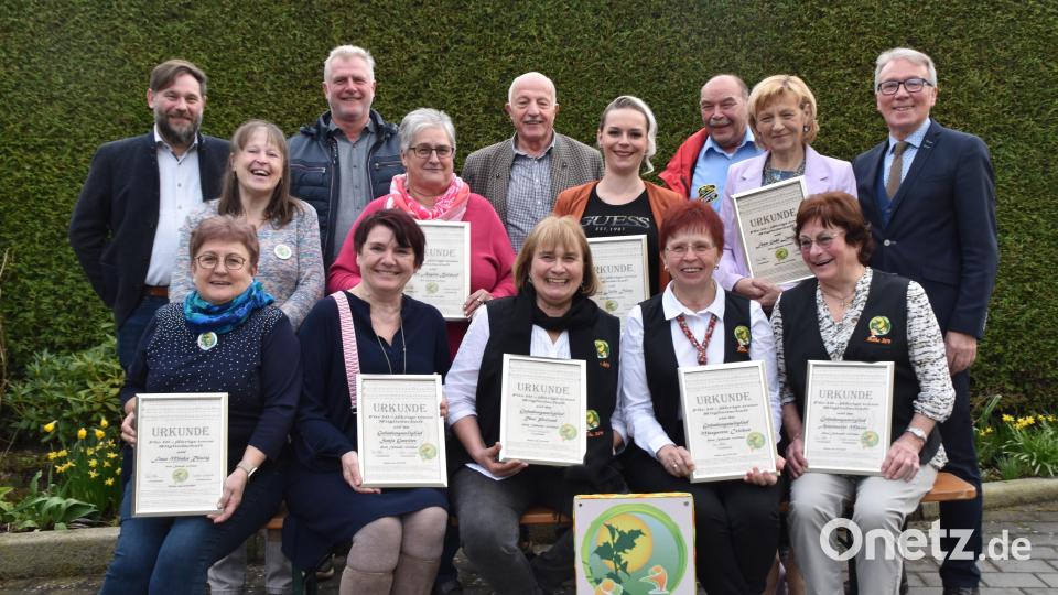 Die Führungskräfte der "Höhe 309" mit den Ehrengästen bei der Jubiläumsfeier in der "Hösl- Bräu- Schänke" in Rothenstadt. Bild: hcz