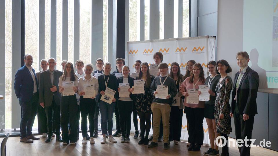 Teilnehmende Schülerinnen und Schüler sowie Organisatoren des Ostbayerischen ScienceCamps. Bild: OTH Amberg-Weiden