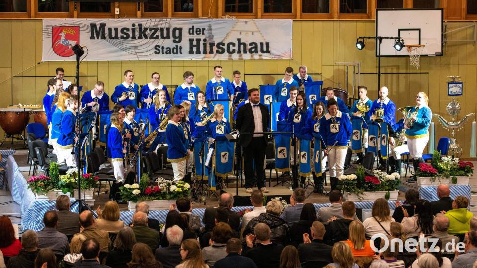 Unter Leitung des scheidenden Dirigenten Wolfgang Vögele (Mitte) bestätigt das Orchester des Musikzugs Hirschau beim Osterkonzert seine herausragende Rolle unter Hirschaus Kulturträgern. Das Publikum feiert das Orchester mit stehenden Ovationen. Bild: u