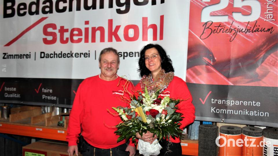 Manfed Steinkohl ehrte Tanja Steinkohl als Mitarbeiterin der ersten Stunde.t. Bild: stg