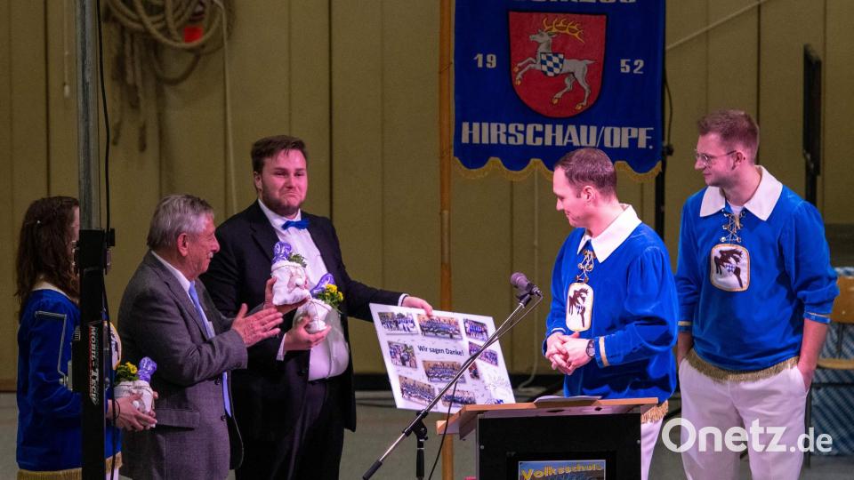 Sichtlich bewegt gab Dirigent Wolfgang Vögele (3.v.l.) seinen Abschied vom Musikzug bekannt. Die Vorsitzenden Maximilian Stein (2.v.r.) und Erik Remhof (r.) überreichten ihm als Erinnerungsgeschenk eine Fotokollage. Kleine Ostergeschenke gab es für Dirigentin Andrea Fleischmann (l. verdeckt) und Moderator Werner Schulz (2.v.l.). Bild: u