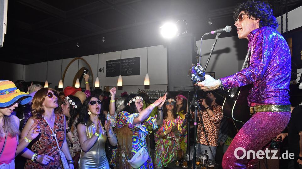 Johnny Gold begeistert beim Schlaghosenball im Casino-Wirtshaus seine Fans. Bild: Petra Hartl