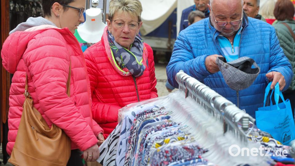 Interessierte Marktkunden. Bild: Wolfgang Steinbacher