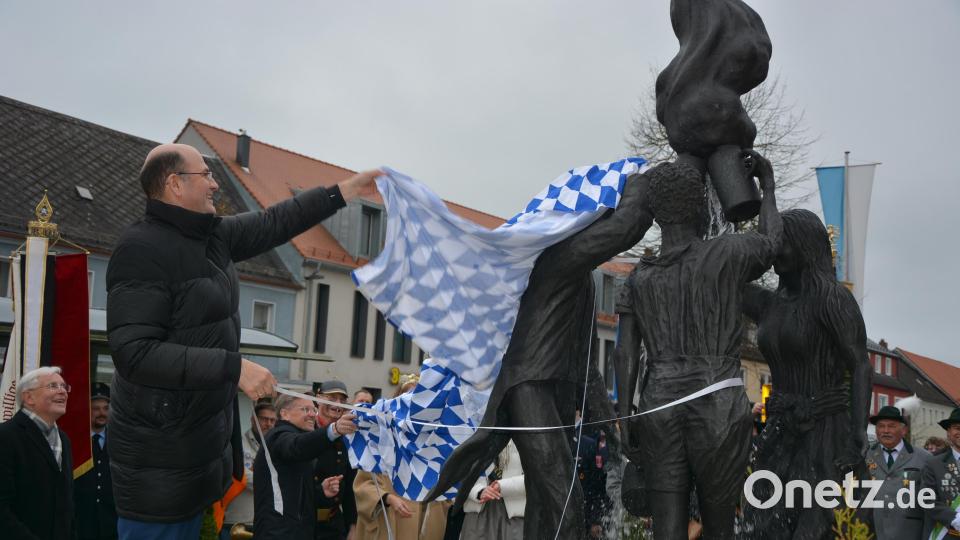 Heimatminister Albert Füracker (links) durfte auch die letzte der insgesamt fünf Zoiglskulpturen enthüllen. Bild: jr
