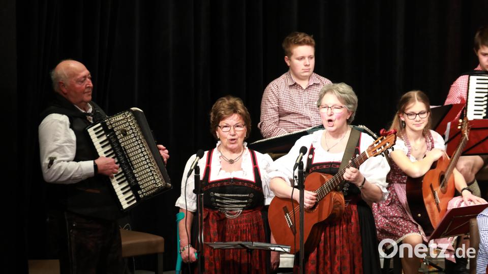 Die Geschwister Winterer aus Schwarzenbach mit (von rechts) Marita Lobenhofer, Helga Kasparides und Akkordeonspieler Anton Reiger. Bild: njn