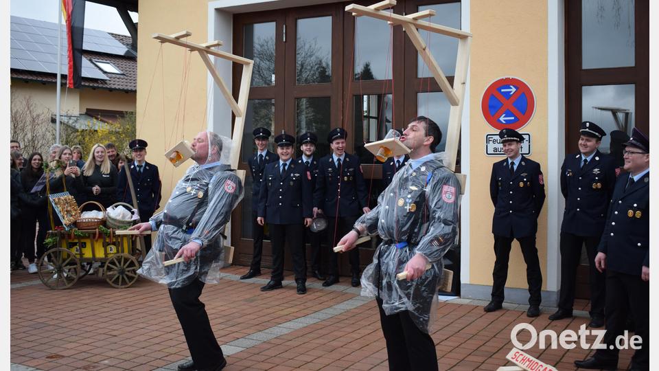 Als Marionetten mussten sich Vorstand Thomas Wilhelm und Kommandant Markus Ries beweisen. Bild: bnr