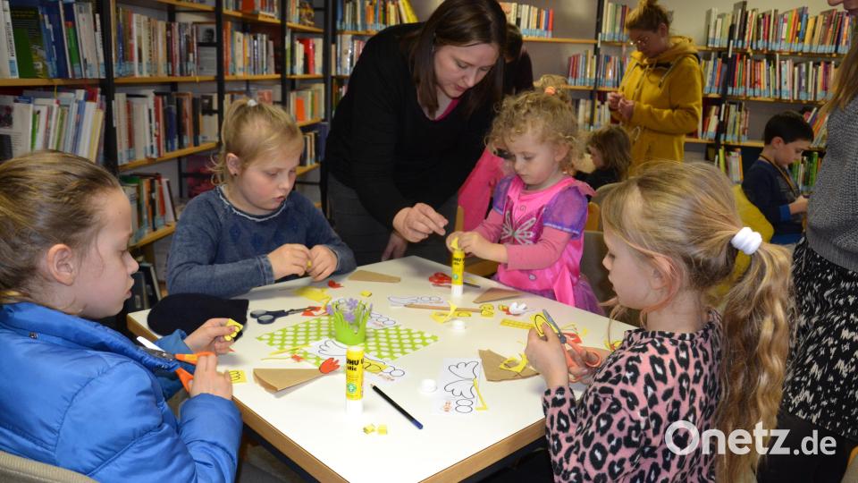 Märchentante Jessica Krämer las den Kindern die Ostergeschichte vom Huhn Lilli Pickadilli vor, die selbst die Ostereier verstecken will. Anschließend durfte gebastelt werden. Bild: gi