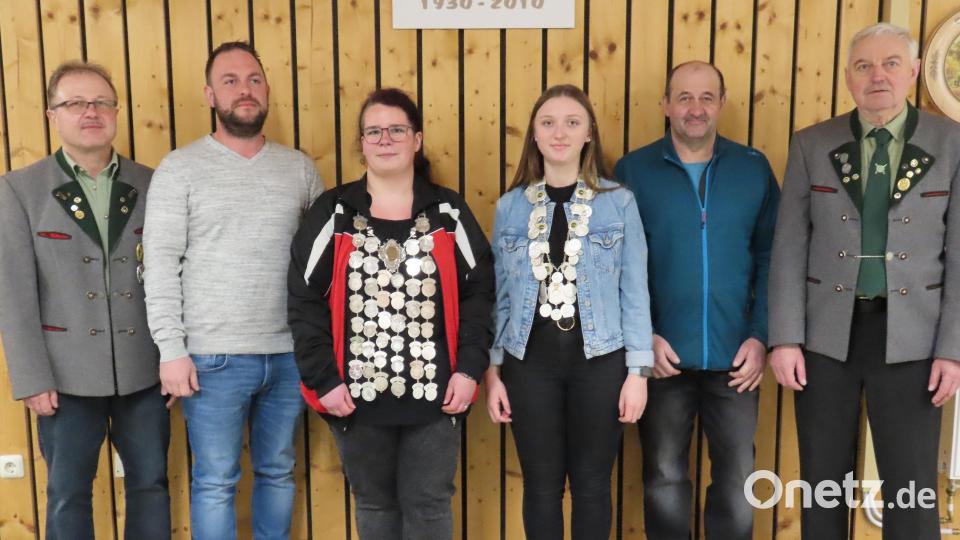 Schießleiter Bernd Bauer, Ritter Thomas Plannerer, Schützenkönigin Nicole Wartinger, Jugendkönigin Magdalena Schmidt, Ritter Michael Heindl und Vorsitzendem Reinhold Schraml (von links). Bild: soj