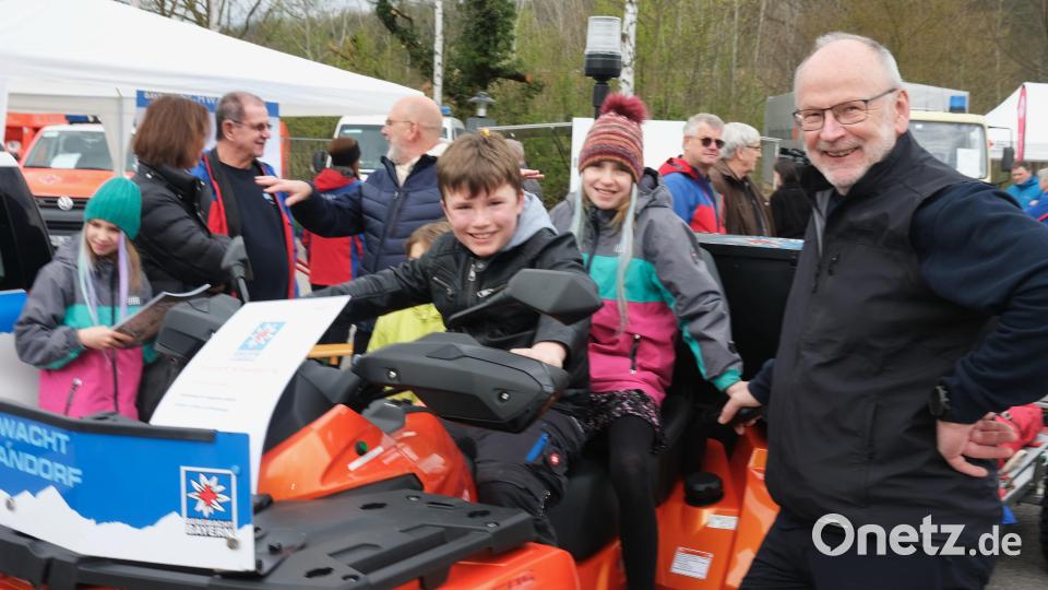 Ein Erlebnis für die Kinder: Probesitzen auf dem Truck der Bergwacht. Zahlreiche Besucher kamen am Sonntag zum Rot-Kreuz-Tag nach Schwandorf. Bild: Hirsch