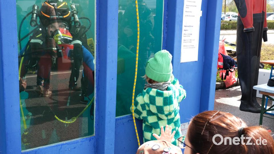 Taucher der Wasserwacht simulierten einen Einsatz in einem Tauchcontainer. Bild: Hirsch
