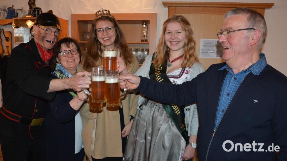 Ein Prost auf den Zoigl! Einen Schluck Kommunbraubier gönnten sich (von links) Norbert Neugirg, Elisabeth Oppl, Eva Brockmann, Tabea Franz und Willi Oppl. Bild: jr