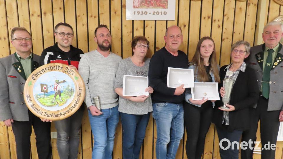 Die Sieger der Vereinsmeisterschaften (von links) mit Schießleiter Bernd Bauer, Sebastian Bauer, Thomas Plannerer, Christa Lautenbacher, Karl Heinz Plannerer, Magdalena Schmidt, Maria Bauer und Vorsitzendem Reinhold Schraml. Bild: soj