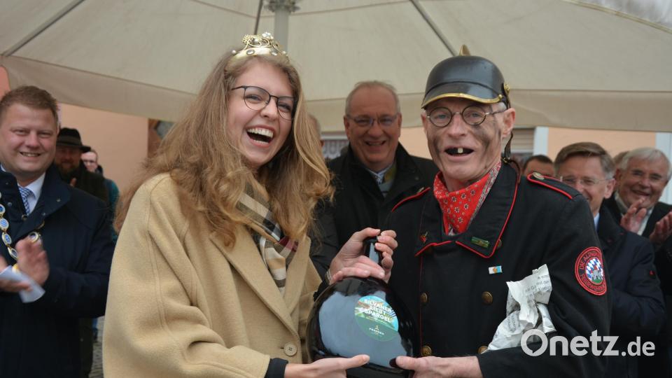 Weinkönigin Eva Brockmann überreicht an Norbert Neugirg den versprochenen Frankenwein. Bild: jr