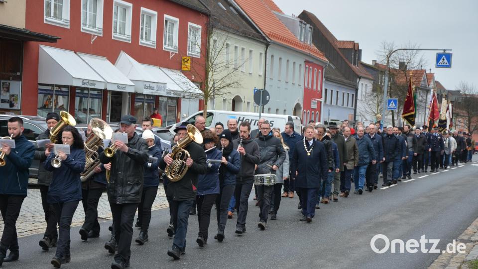 Es läutete die Rathaus-Glocke, Böllerschüsse wurden abgegeben. Eröffnet wurde die Einweihung des Zoiglbrunnens mit einem Festzug zum Oberen Markt, angeführt von der Stadtkapelle Mitterteich. Kurz vor dem Ziel reihten sich Überraschungsgäste in den Zug mit ein. Bild: jr