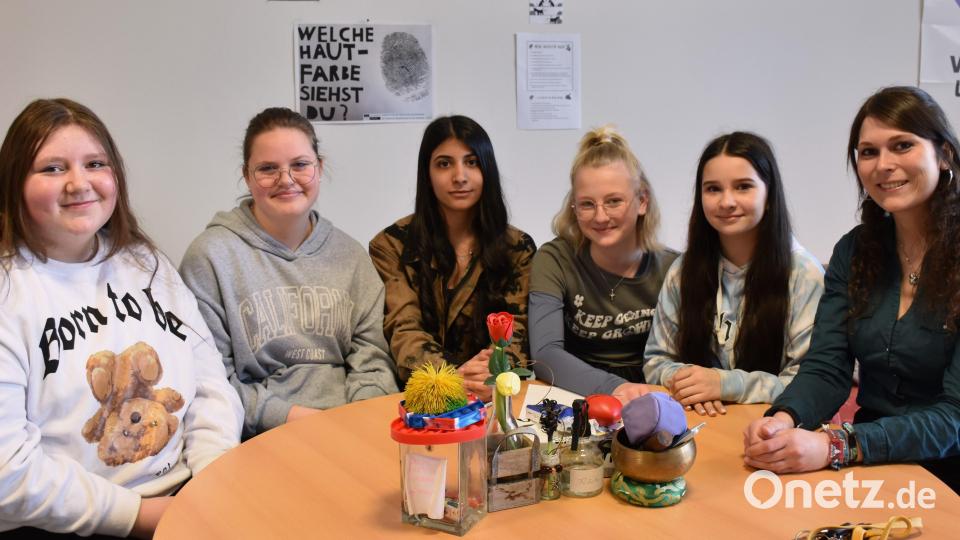 Im Büro der Jugendsozialarbeiterin Jenny Schlicht (rechts) besprechen Wertebotschafterin Roussel Khello (Dritte von links), Lisa Chotwacs und Paula Zant vom Werteteam (von links) sowie die Mini-Wertebotschafterinnen Lena Bernt und Layla Negelein (Vierte und Fünfte von links) ihre aktuellen Projekte. Zum Team gehören zudem noch einige Jungs. Bild: ubb
