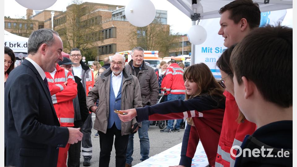 Hubert Aiwanger lässt sich an den Ständen der Rot-Kreuzgemeinschaften gerne beschenken. Bild: Hirsch