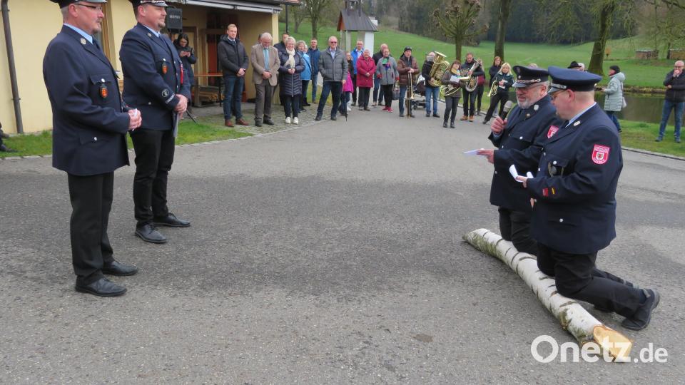 Kommandant Bastian Reiser und der Vorstand der Vorstand Rudolf Kreuzer aus Ilsenbach baten kniiend Vorstand Markus Ludwig und Kommandant Gerd Kraus ind Lanz um die Übernahme der Patenschaft. Bild: adj