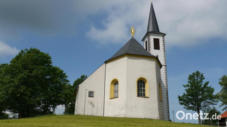 Die Friedenmadonna in 27 Metern Höhe auf dem Ostgiebel der Wallfahrtskirche Mariä Heimsuchung am Fahrenberg. Bild: fvo
