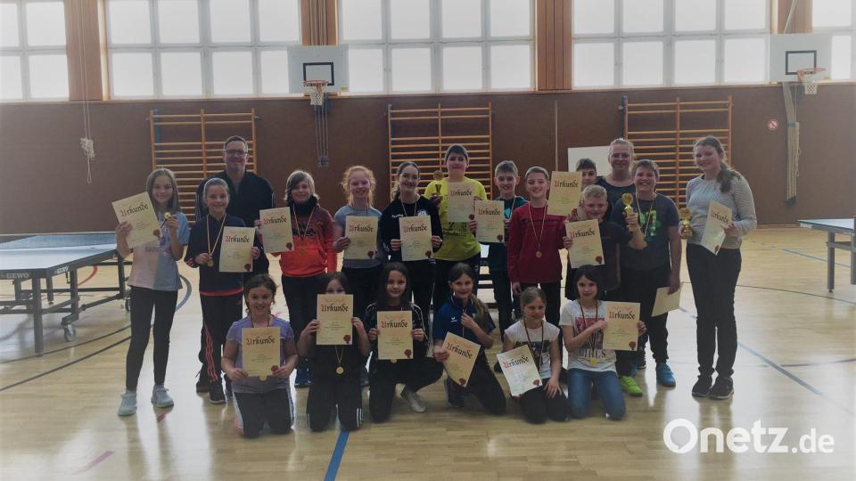 Beim Tischtennisturnier der Ministranten gab es für alle Medaillen und Urkunden. Bild: gz