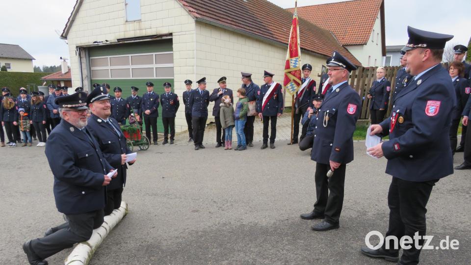 Kommandant Bastian Reiser und der Vorstand der Vorstand Rudolf Kreuzer aus Ilsenbach baten kniiend Vorstand Markus Ludwig und Kommandant Gerd Kraus ind Lanz um die Übernahme der Patenschaft. Bild: adj
