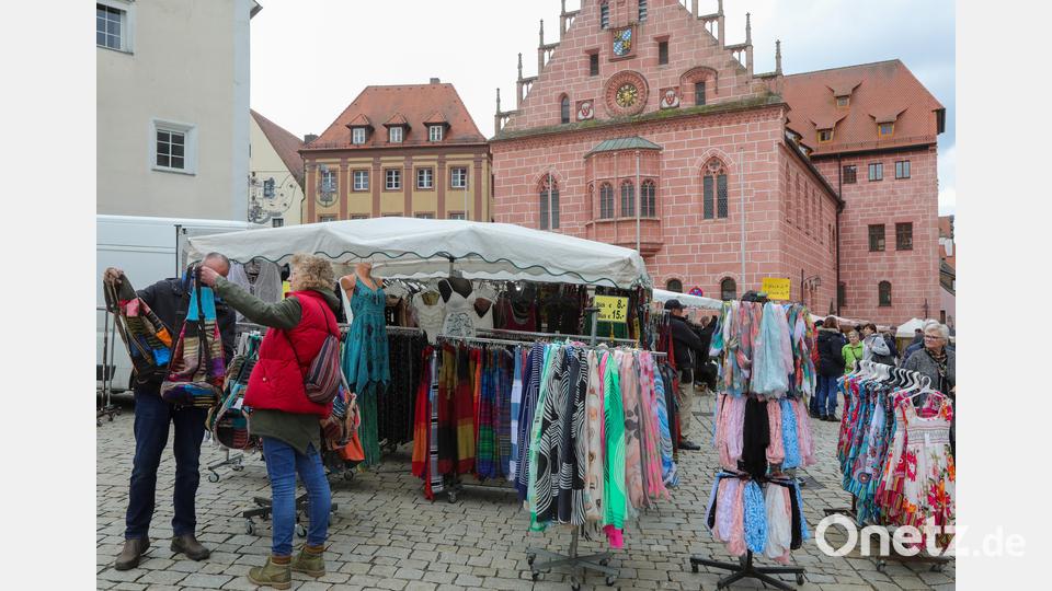 Manch einer ist wohl auch am Kleiderstand fündig geworden. Bild: Wolfgang Steinbacher