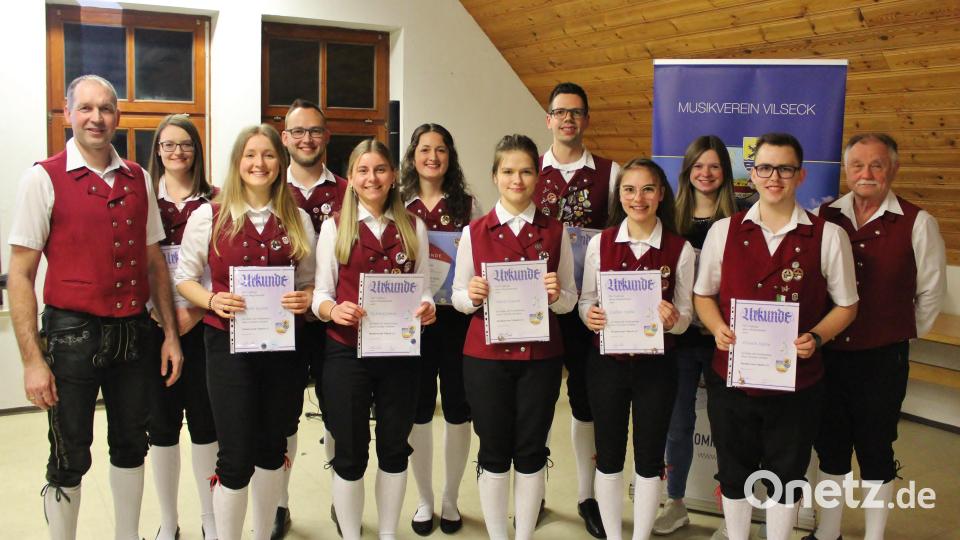Zehn aktive Musiker wurden von Vorsitzenden Christian Winklmann (links) mit Urkunden und Vereinsnadeln für ihren langjährigen Einsatz im Musikverein ausgezeichnet. Bild: Stefanie Gradl