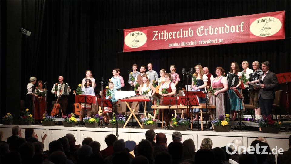 Am Ende gab es für alle Musikanten eine Rose und viel Applaus des Publikums. Bild: njn