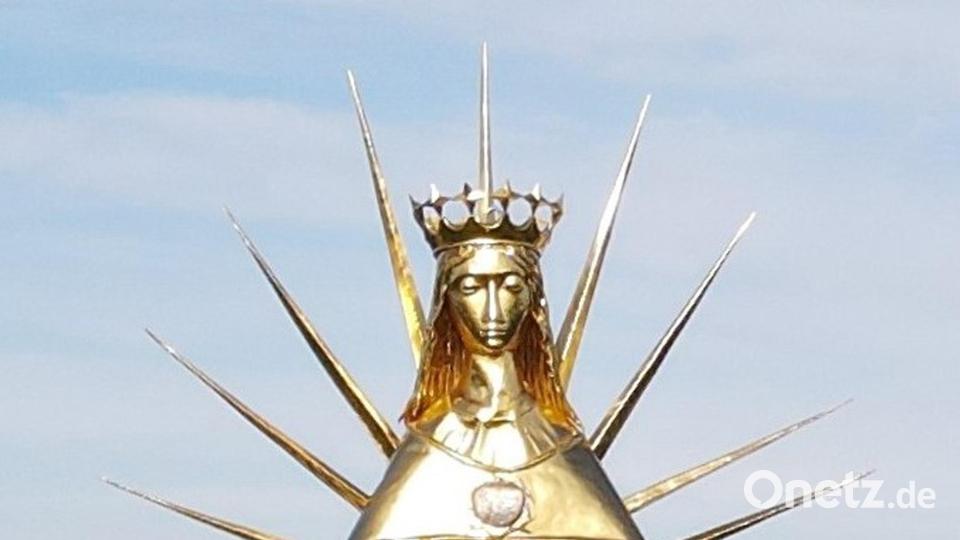 Die 3,50 Meter große und 400 Kilogramm schwere Friedensmadonna ist vergoldet und richtet ihren Blick gen Osten. Bild: fvo