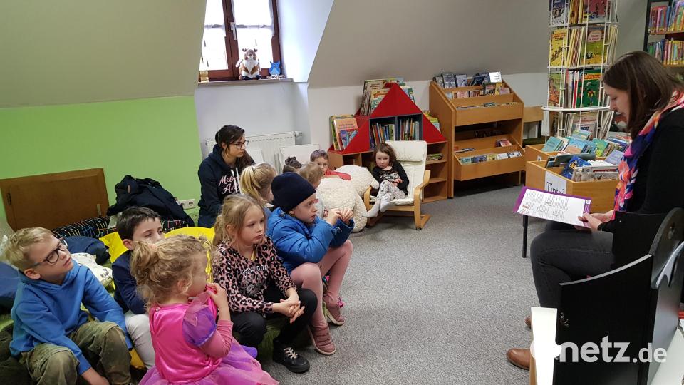 Märchentante Jessica Krämer las den Kindern die Ostergeschichte vom Huhn Lilli Pickadilli vor, die selbst die Ostereier verstecken will. Bild: gi
