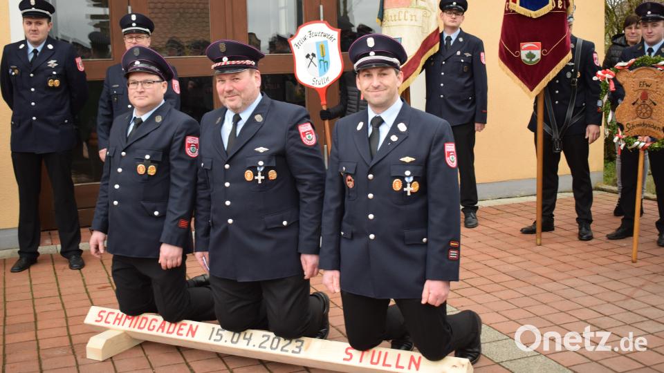 Auf Knien baten (von links) Festleiter Florian Schmidl, Vorstand Thomas Wilhelm und Kommandant Markus Ries von der Feuerwehr Schmidgaden die Nachbarwehr aus Stulln um die Übernahme der Patenschaft. Ihre Bitte wurde erhört. Bild: bnr