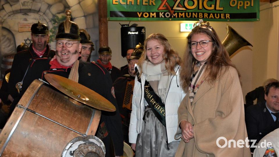 Auch zur anschließenden Feier im Zoiglstodl der Familie Oppl zog die &quot;Altneihauser Feierwehrkapelln&quot; mit. Bild: jr