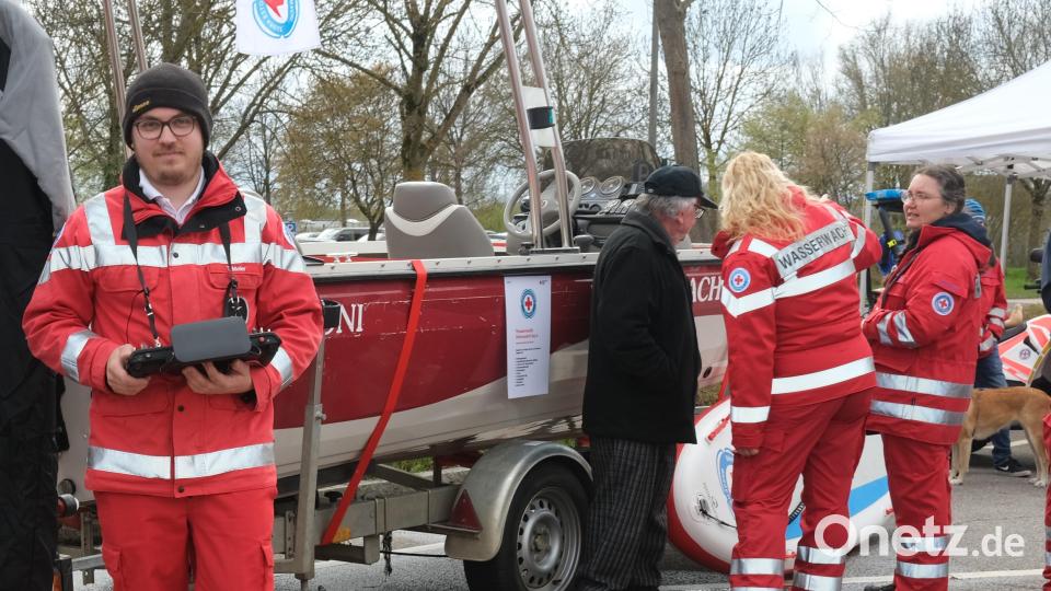 Der Kreisverband der Wasserwacht stellte beim Rot-Kreuz-Tag sein Equipment aus. Bild: Hirsch