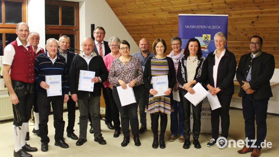 Viele passive Mitglieder konnten für bis zu 50-jährige Mitgliedschaft im Musikverein geehrt werden. Bild: Stefanie Gradl