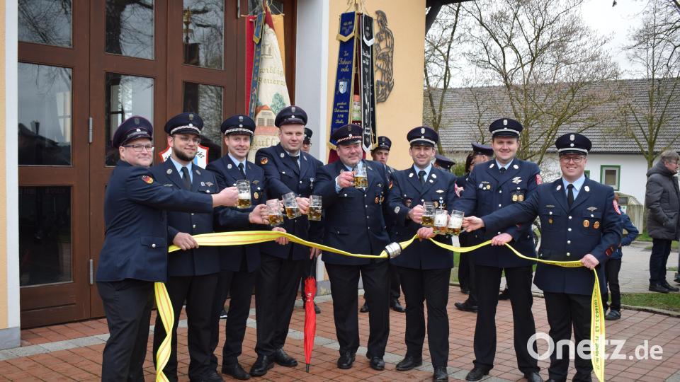 Die Feuerwehren aus Schmidgaden und Stulln verbindet eine seit Jahrzehnten andauernde Freundschaft. Beim Patenbitten wurde diese erneut besiegelt. Von links. Festleiter Florian Schmidl. 2. Vorstand Stulln David Raab, 1. Vorstand Stulln Thomas Kiener, Schirmherr Markus Lippert, 1. Vorstand Schmidgaden Thomas Wilhelm. 1. Kommandant Schmidgaden Markus Ries, 2. Kommandant Schmidgaden Martin Eytzinger, 1. Kommandant Stulln Michael Altrichter. Bild: bnr