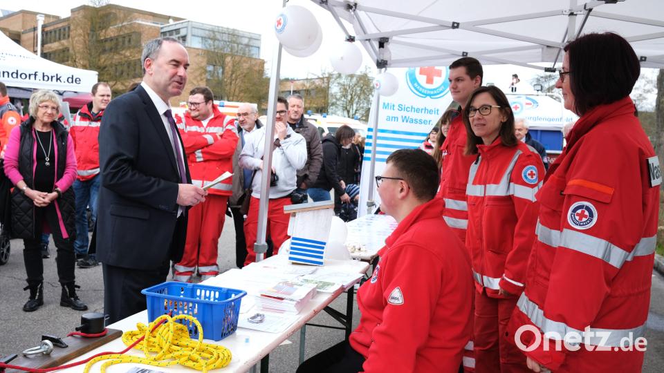 Stellvertretender Ministerpräsident Hubert Aiwanger informiert sich am Stand der Wasserwacht über die Arbeit und dankt den ehrenamtlichen Helfern für den Einsatz. Bild: Hirsch