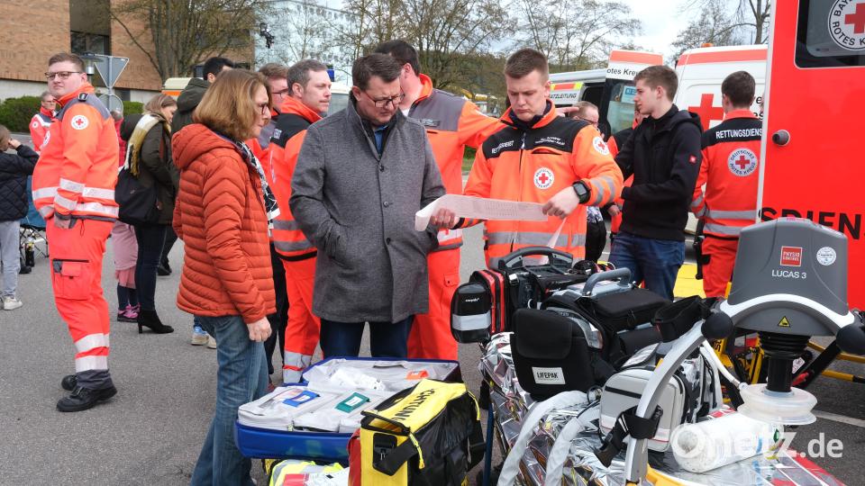 Am Stand der Rettungsdienste: Der Sanitäter druckt ein EKG-Protokoll aus, das im Ernstfall noch während der Fahrt ans Krankenhaus übermittelt wird. Bild: Hirsch