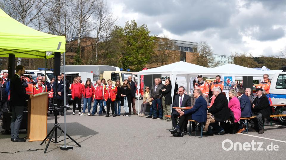 Zahlreiche Besucher kamen zum Rot-Kreuztag, der am Sonntag auf dem Busparkplatz des Landratsamtes stattfand. Darunter auch Prominenz aus Politik und Wirtschaft. Bild: Hirsch