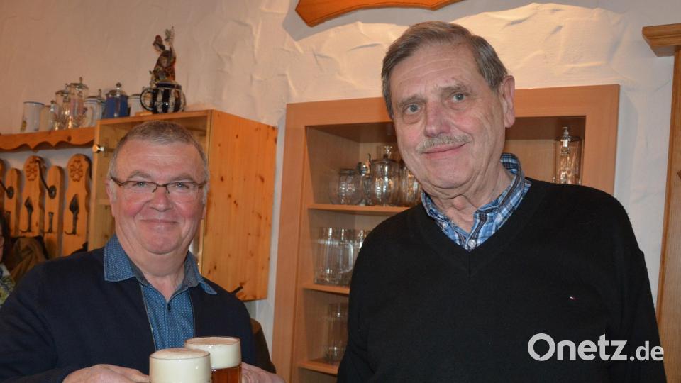 Die beiden Mitterteicher Zoiglwirte Willi Oppl (links) und Hans Lugert wollen die Mitterteicher Brautradition aufrecht halten. Bild: jr
