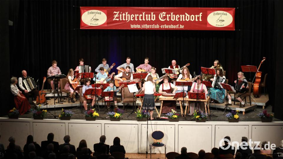 Ein breites musikalisches Repertoire bot der Zitherclub beim Konzert auf. Bild: njn