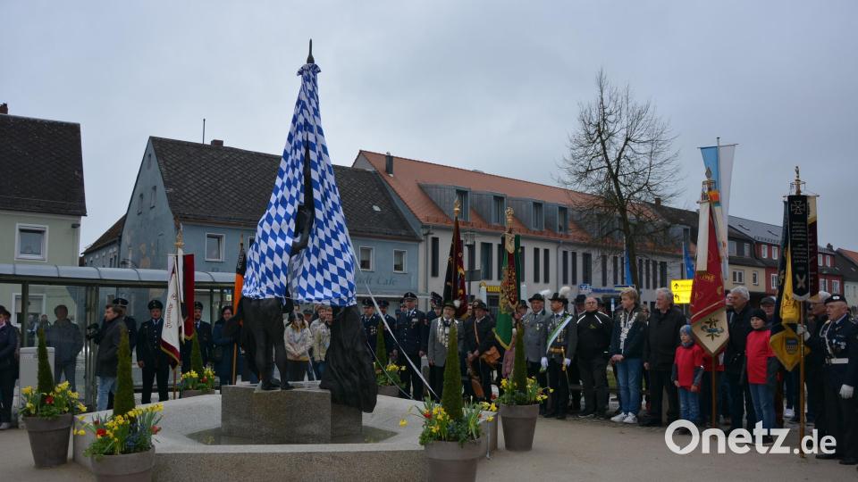 Die Zoiglskulptur war mit einem weißblauen Banner verhüllt. Bild: jr