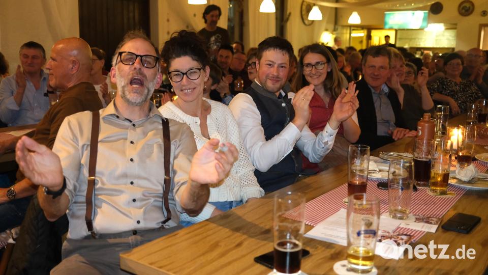 Die Gäste sangen und klatschten begeistert zur Musik der "Tanngrindler" und der "Bauernsaufzer" Bild: Hirsch