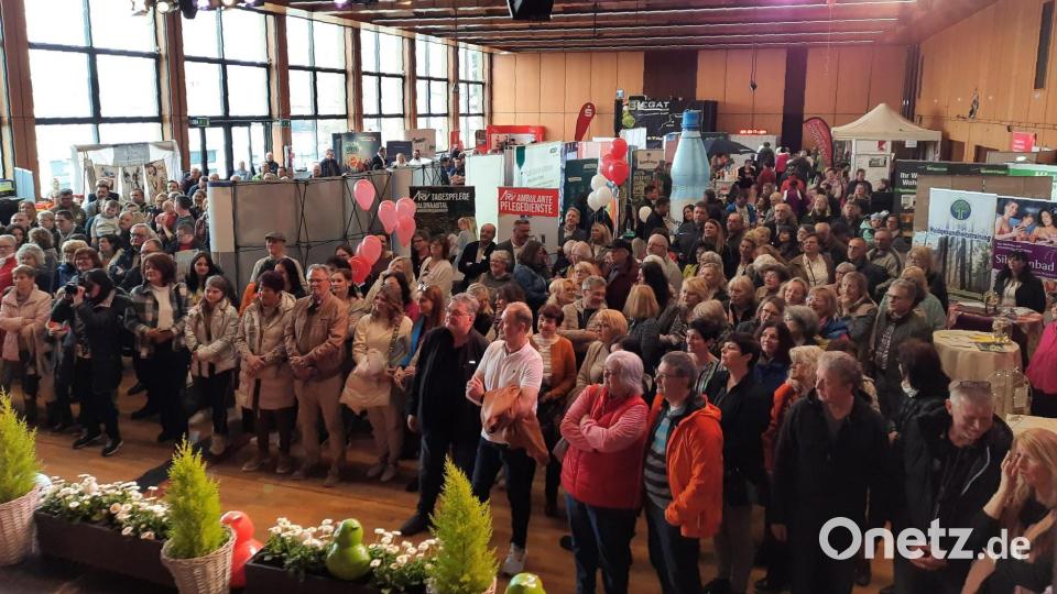 Groß war das Interesse an der 8. Tirschenreuther Gewerbeschau im Kettelerhaus und auf dem Freigelände davor. Besonders dicht umlagert war die Bühne bei den Modenschauen. Bild: kro