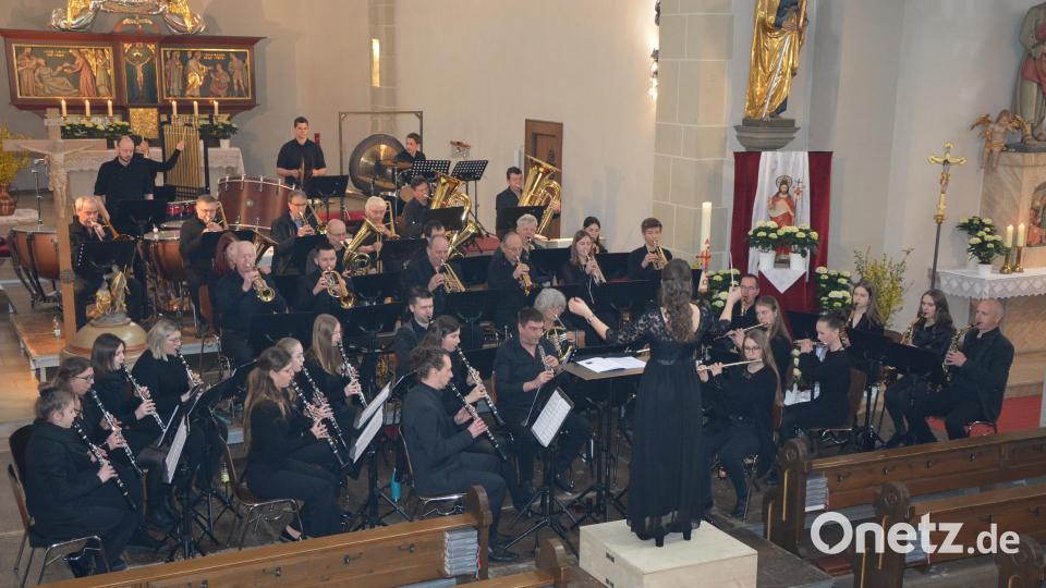 Die Stadtkapelle Mitterteich und die Großkonreuther Blasmusik gaben am Sonntagnachmittag ein gemeinsames Osterkonzert in der Mitterteicher Stadtpfarrkirche. Zu hören waren symphonische Blasmusik, aber auch Choräle und Filmmusik. Bild: jr