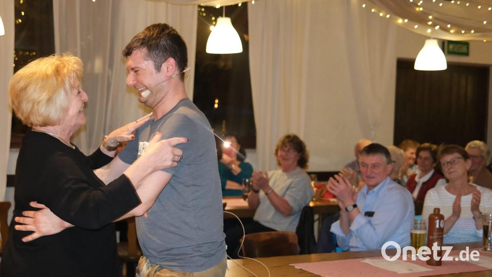 "Bauernseufzer" Markus Moosburger suchte und fand eine "Resi" im Saal und legte mit ihr einen flotten Tanz aufs Parkett. Bild: Hirsch