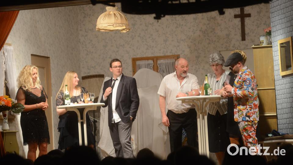 Die Komödie &quot;Kaviar und Hasenbraten&quot; der Theaterfreunde Pleystein war ein voller Erfolg. Die fünf Aufführungen besuchten rund 900 Gäste. Bild: bey
