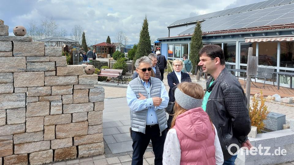 Am Eingang zur Gartenschau begrüßte Michael Herzog (links) viele Gäste persönlich. Bild: lg